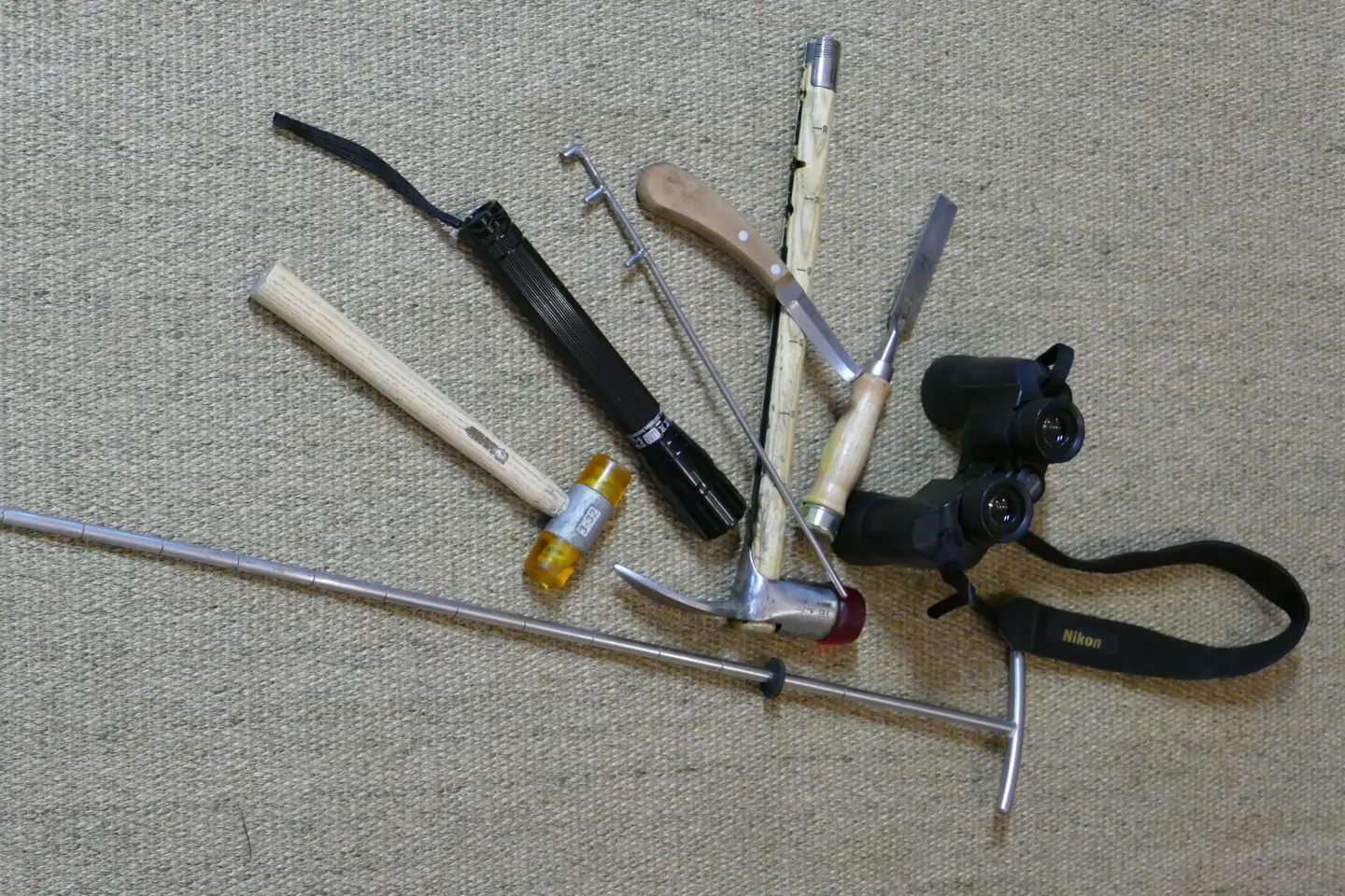 mehrere Ordner auf dem Schreibtisch,
 einer davon geöffnet